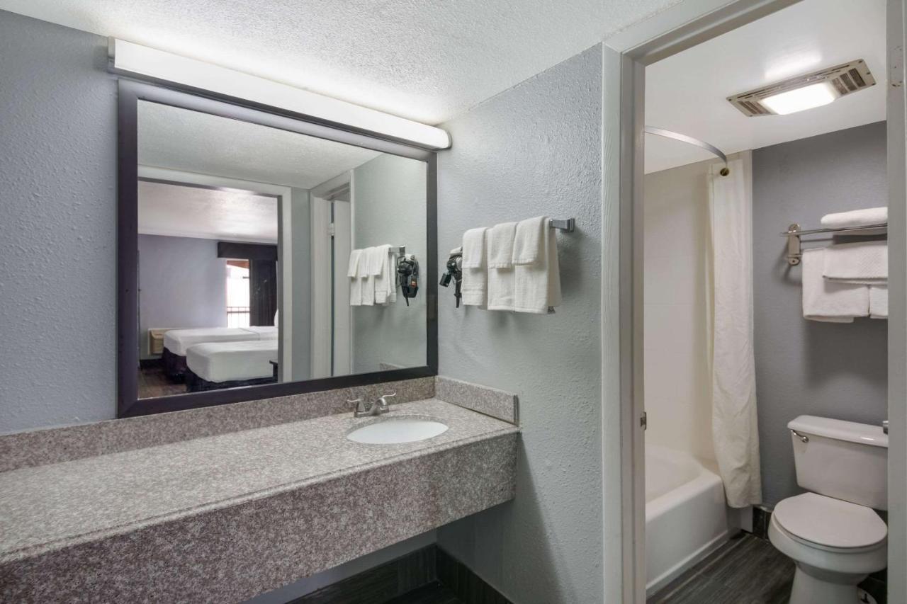 Econo Lodge Near The Domain - The Arboretum Остин Экстерьер фото